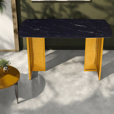 Table de salle à manger moderne en verre avec pieds en métal doré, parfaite pour la maison