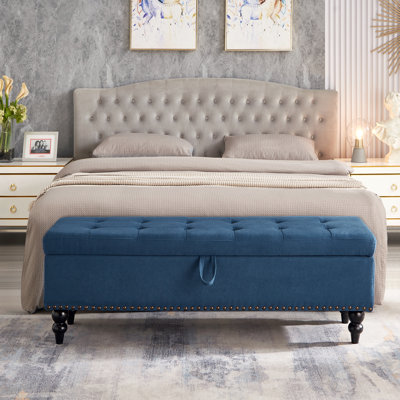 Banc de lit bleu en tissu de 59 po avec fonction de rangement. Design contemporain pour diverses pièces. Bouton, revêtement doux, pieds. Facile à assembler. L 59 po x l 17,49 po x H 18 po. Rangement: l 55,5 po x l 7 po x H 7 po