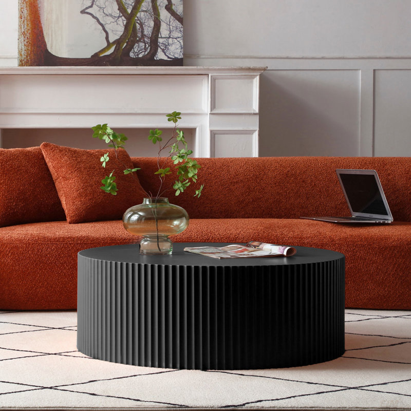 Table basse élégante et moderne au design en relief accrocheur