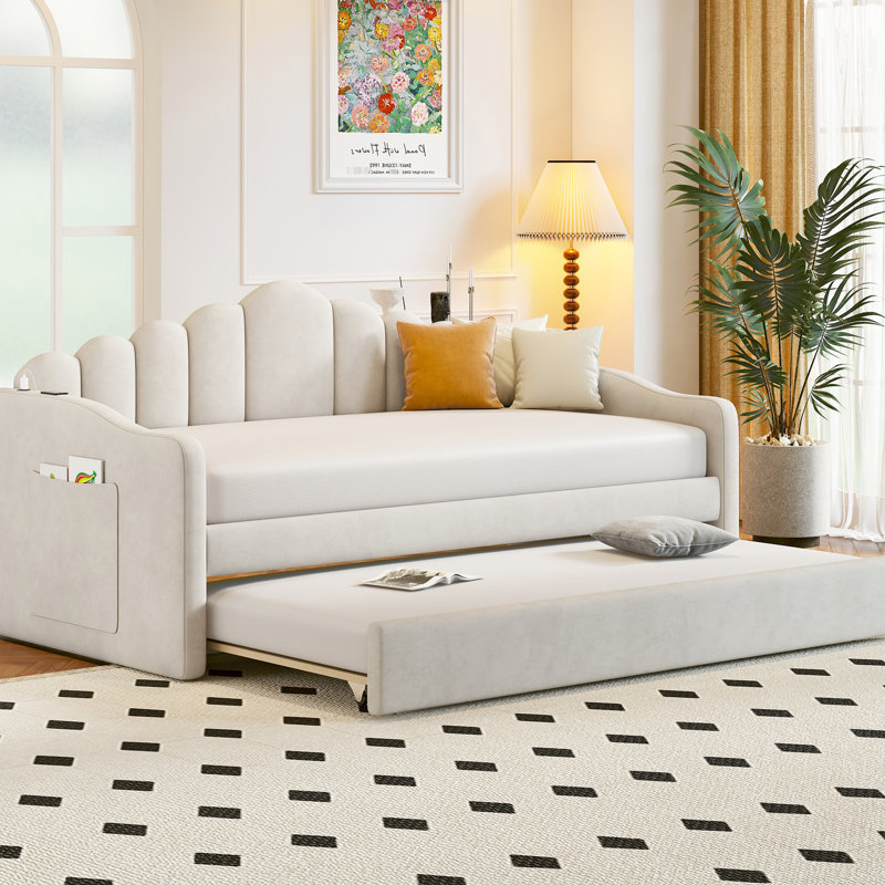 Lit de jour simple rembourré beige avec lit gigogne, canapé-lit en velours, accoudoir à chargement, tête de lit confortable, dossier à rayures verticales, rangement pour lit à livres