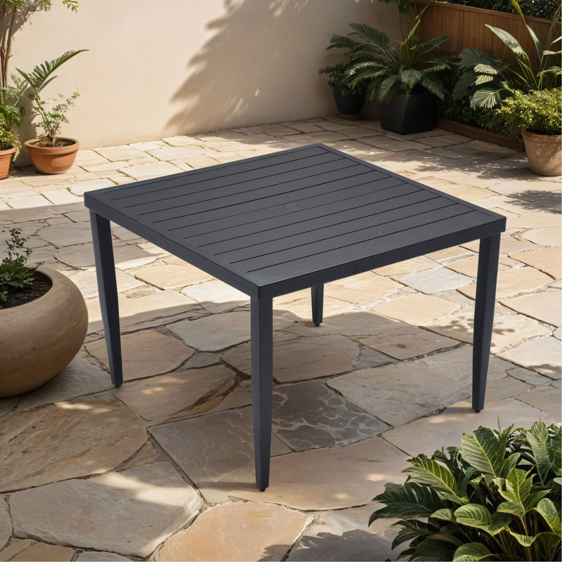Table de salle à manger d'extérieur 40 po x 40 po avec pieds fuselés et trou pour parasol