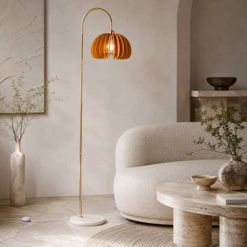 Lampe sur pied arquée avec abat-jour en lattes de bois et base en marbre
