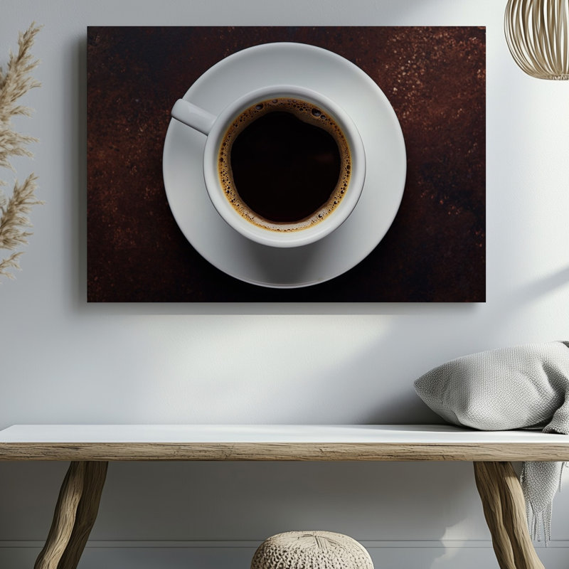 Toile vue de haut en bas d'une tasse d'art murale simple et élégante remplie de café brun foncé avec des bulles subtiles sur toile
