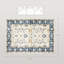 Tapis en flanelle bleu 120 x 96 x 0,3 po avec envers antidérapant, conception à profil bas et surface lavable à la machine résistant aux taches
