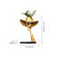 Statue de femme dorée, sculpture de femme moderne en résine glam avec chapeau à large bord