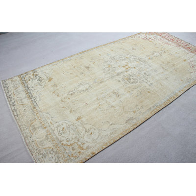 Grand tapis turc beige touffeté à la main pour le salon ou la chambre à coucher avec un design Oushak rétro dans un style campagnard et des nuances bohémiennes subtiles