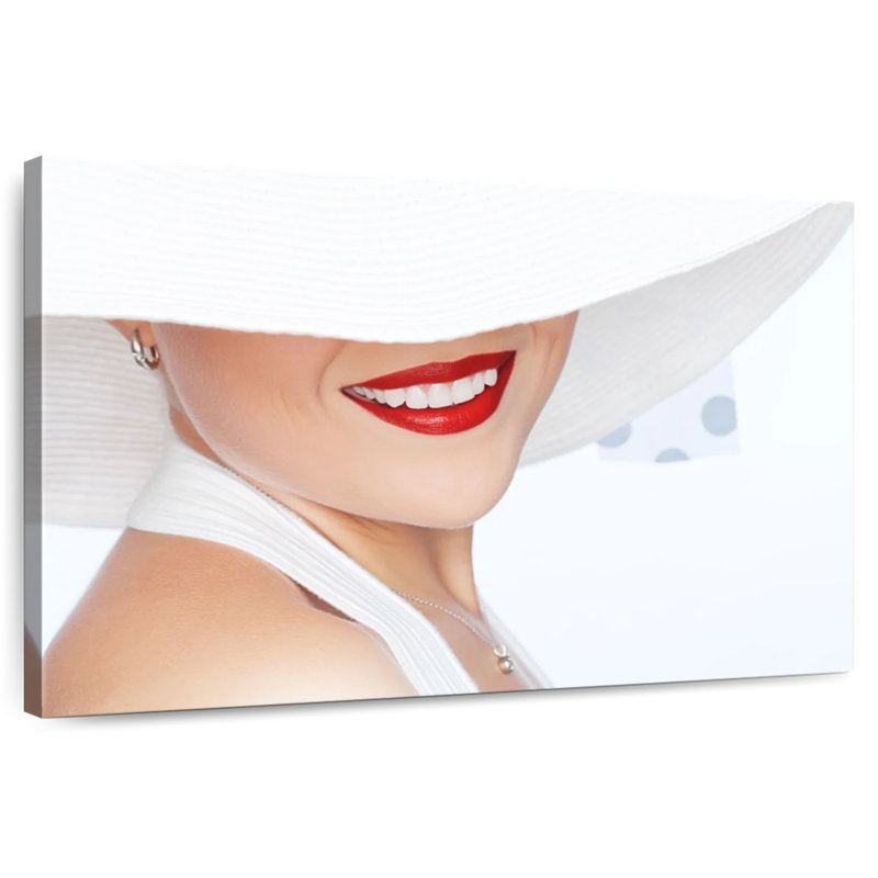 Femme souriante de Navette, H 30 po x l 45 po