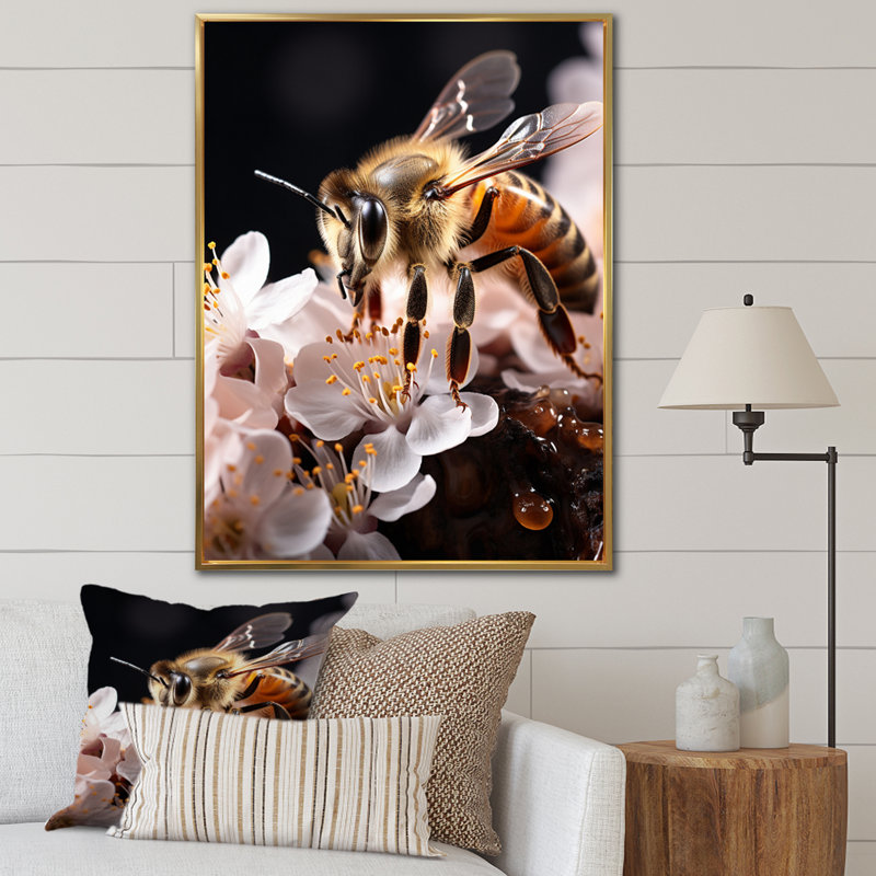Cresie Bee Portrait Vibrant - Imprimé, Cadre flottant doré, H 20 po x l 12 po x P 1 po