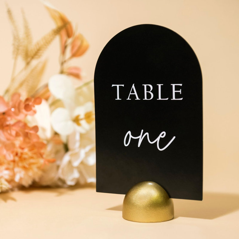 Table de cursive moderne avec numéro de carte noire et demi-cercle avec support rond
