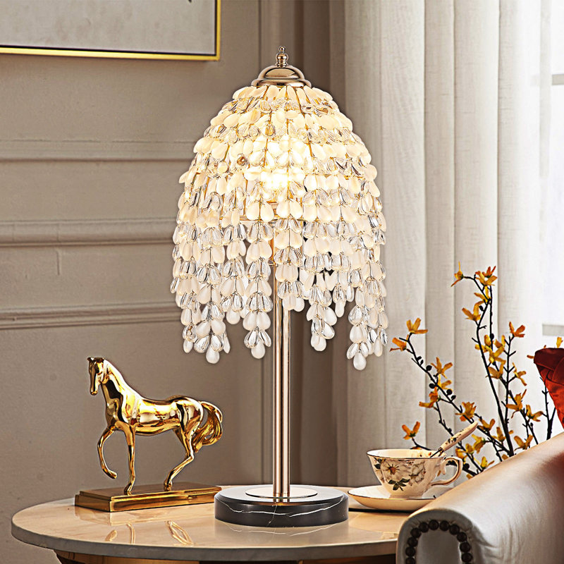 Élégante lampe de table en cristal avec abat-jour en ficelle en perles de cristal et base texturée en marbre
