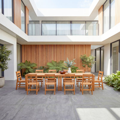 Ensemble de salle à manger 12 pièces en PEHD pour 10 personnes - table de patio et chaises toutes saisons avec finition aspect bois et trou pour parasol