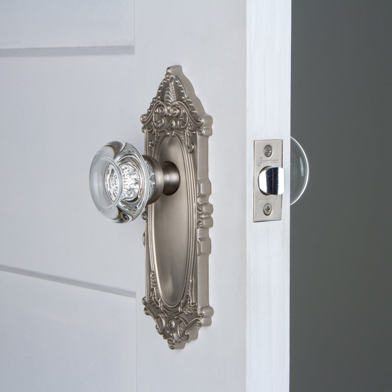 Grandeur grande plaque victorienne avec bouton de porte en cristal bordeaux, 2 3/4 po, Nickel satiné