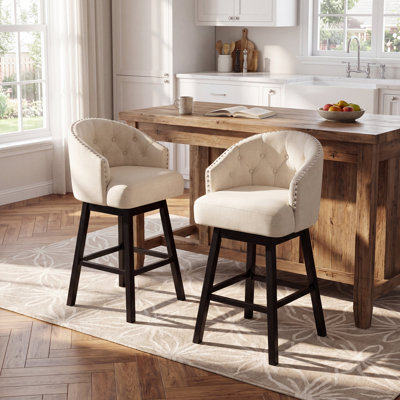 Tabouret de bar pivotant Conny, hauteur d'assise 81,5 cm (32,09 po), capitonné, orné de clous décoratifs et doté d'une structure en bois massif, idéal pour un îlot de cuisine ou un bar à domicile. Revêtement capitonné, garniture cloutée.