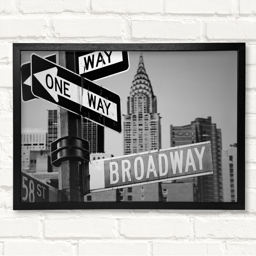 New York Signs To Broadway B N W - Closed Corner Frame Kunstdrucke auf Holz