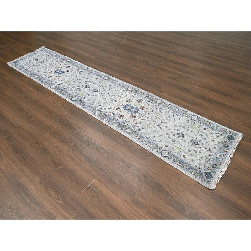 Tapis de couloir oriental blanc poudré 2 pi 6 po x 11 pi 9 po Oushak avec motifs floraux, tissage dense, noué à la main, pure laine