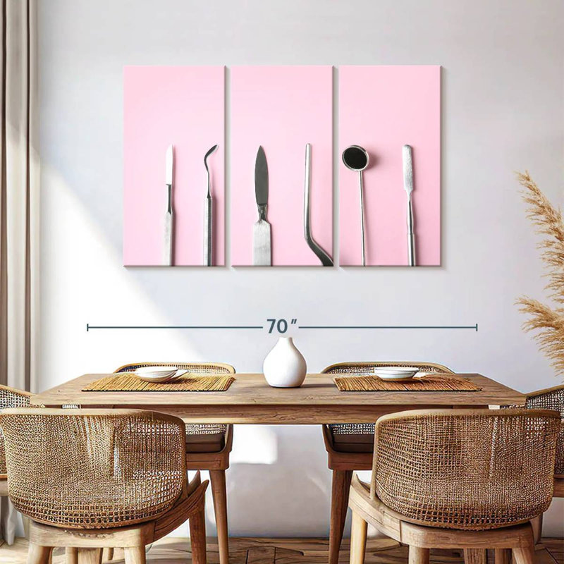 Outils dentaires sur fond rose, H 36 po x l 57 po