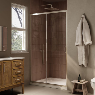 Ensemble de douche en alcôve Breeze coulissant, 122 cm L x 91 cm l x 192 cm H, fini nickel satiné, avec porte et receveur droits transparents.