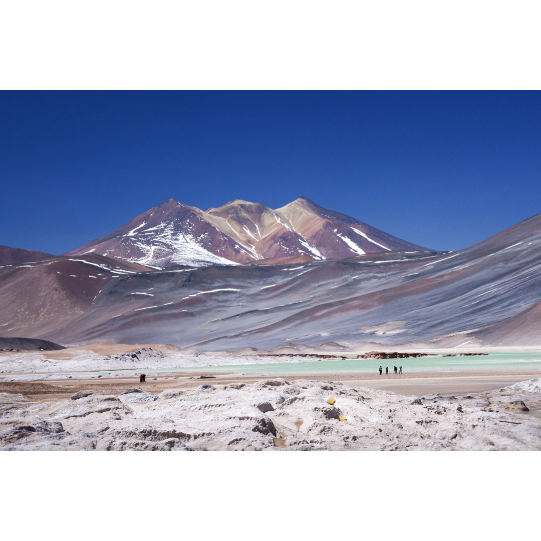 Pastellfarbener Mineralsee in der Atacama-Wüste