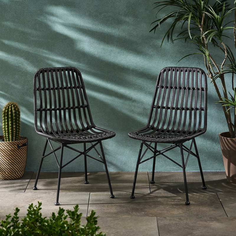 Chaises contemporaines grises et en métal - chaises de salle à manger d'extérieur de 2 avec une conception délicatement enveloppée pour les loisirs dans la cour arrière