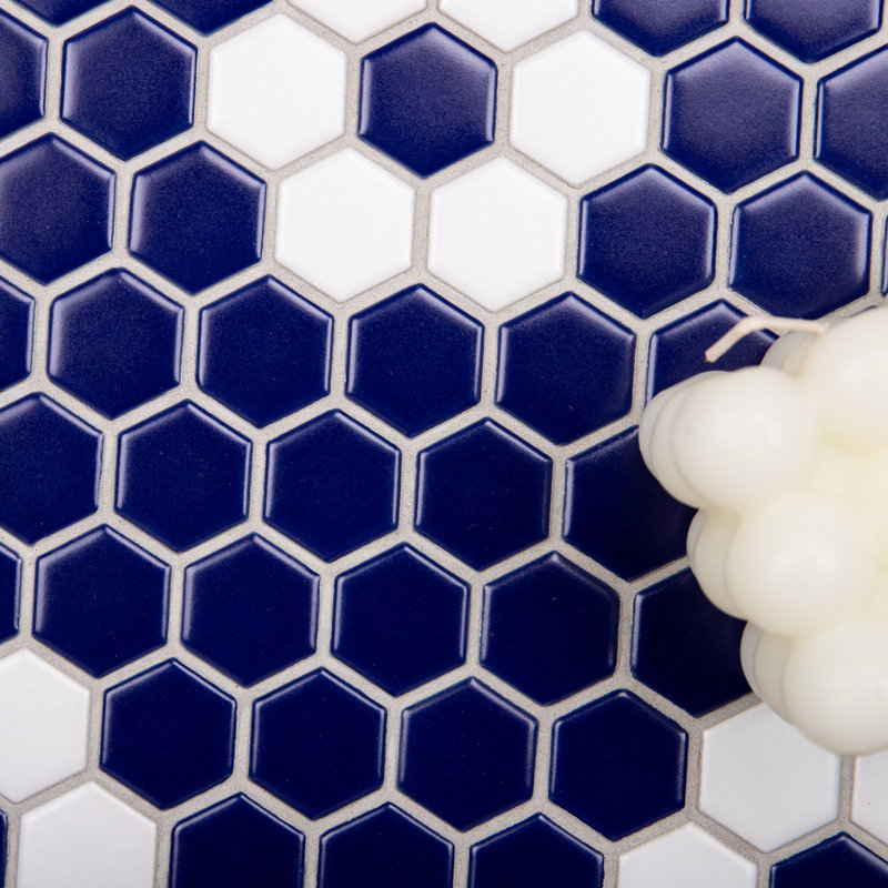 Carreau de mosaïque en porcelaine nid d'abeille 1 po x 1 po Value Series, Bleu cobalt / fleur blanche