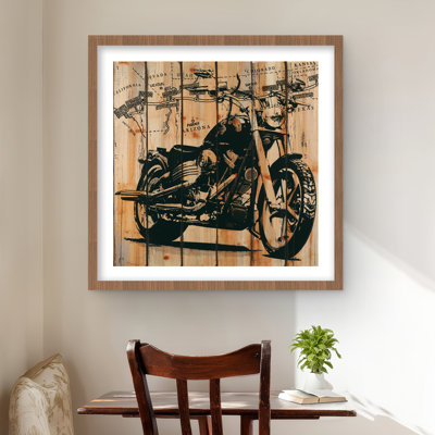 Motocyclette sur fond de bois - impression encadrée américaine
