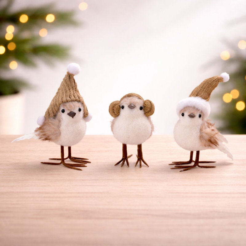 Figurines d'oiseaux d'hiver avec chapeaux tricotés