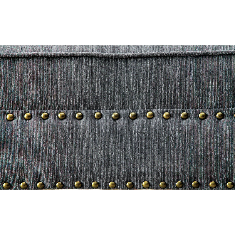 Chaise longue grise de style transitionnel avec revêtement en lin, détails cloutés, oreiller et finition cerisier foncé avec détails en tissu, structure, look pour les espaces de vie principaux