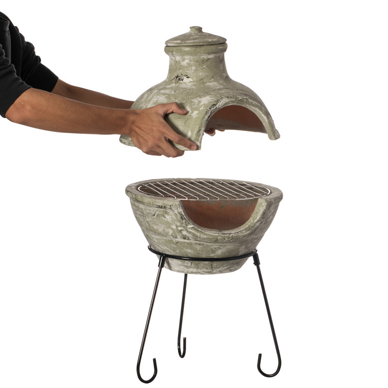Foyer d'extérieur beige avec barbecue Chiminea