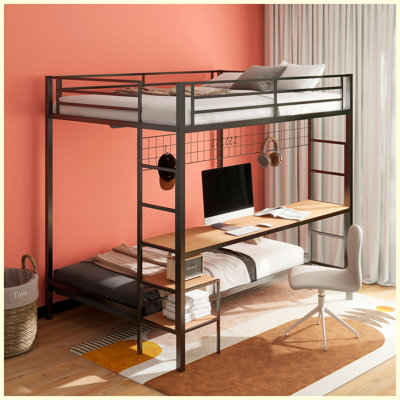 Lit superposé simple au-dessus d'un lit simple mat, meubles de chambre à coucher et de bureau peu encombrants