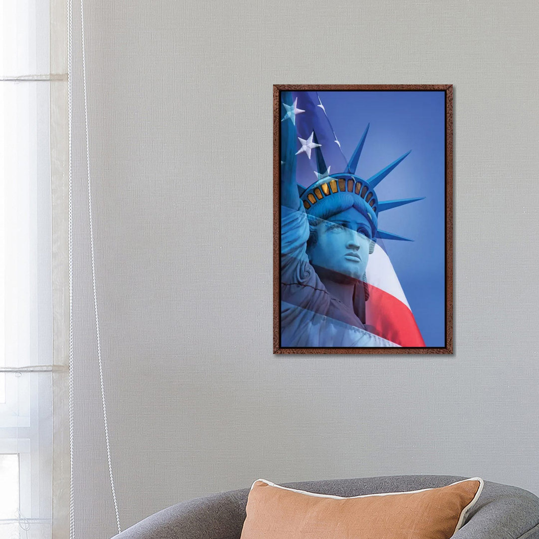 USA, Nevada, Las Vegas. Freiheitsstatue und Amerikanische Flagge von Jaynes Gallery - Galerie-verpackte Leinwand Giclée ...