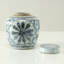 Environ 7 pouces de pot rond subtil bleu et blanc avec motif floral