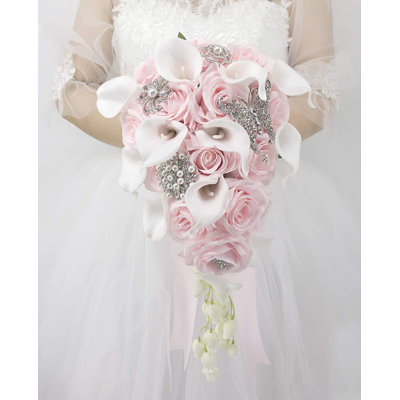 Bouquet de fleurs et de fleurs en forme de cascade de lys Calla