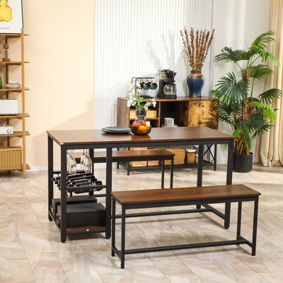 Ensemble repas pour quatre personnes