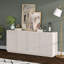 Table de buffet Alston de 68 po de style Mid-Century moderne en aulne blanc avec tablettes réglables et gestion des câbles | Buffet cannelé pour salle à manger-1170431459
