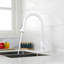 Robinet de cuisine blanc en acier inoxydable, douchette extractible pour une utilisation pratique, buse rotative à 360 °, deux réglages de débit d'eau, robinet moderne à fonctionnement simple en acier, fonction extractible