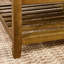 Table basse en bois de hêtre avec tablette, revêtement en lin doux et structure robuste, pour chambre ou salon.