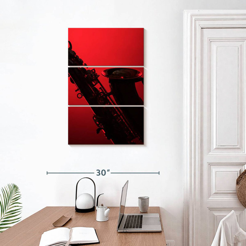 Silhouette de saxophone Abarca sur fond rouge, H 32 po x l 20 po