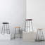 Tabouret de bar et de comptoir Geonna en bois massif, style selle, avec repose-pieds-366021795-343382047