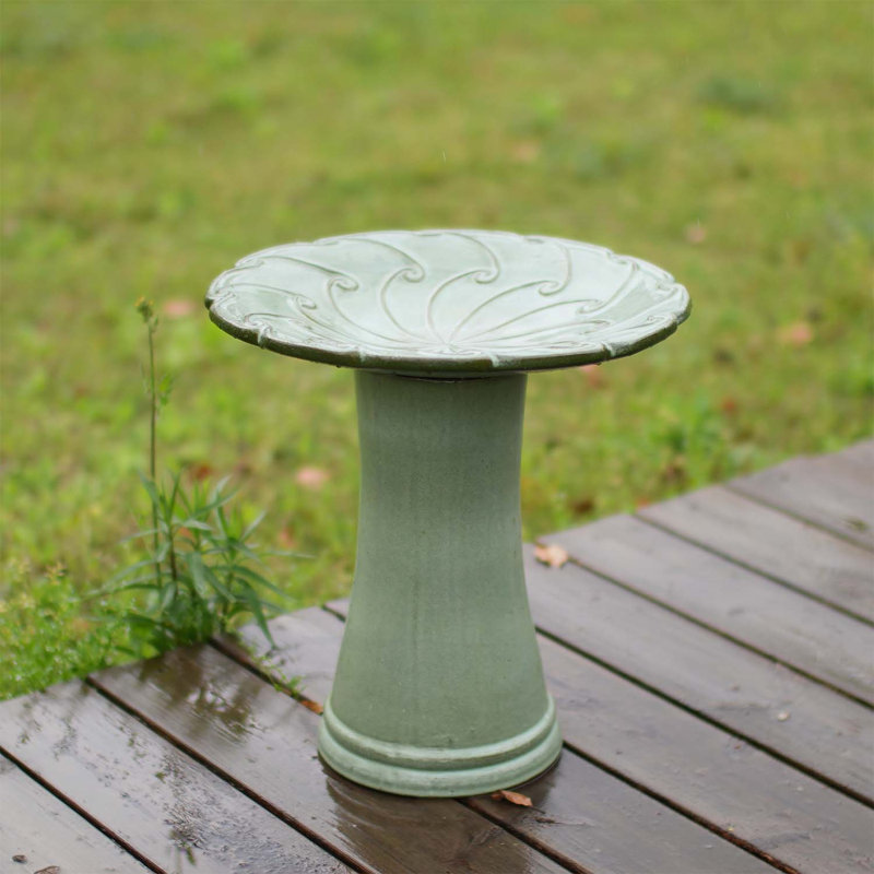 Bain d'oiseaux en céramique émaillée faite à la main avec plateau en relief à volutes et base en piédestal, vernis dégradé vert sauge pour l'extérieur
