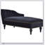 Luxueuse chaise longue en velours avec capitonnage à boutons et garniture cloutée, parfaite pour une détente et un confort élégants