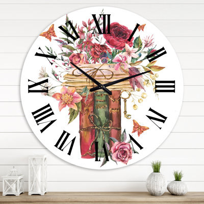 Horloge murale vintage avec livres anciens et fleurs sauvages