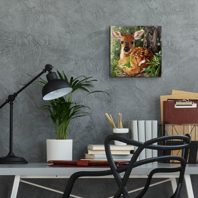  «Cute Deer Lies In The Grass» par Kajenna, art mural en verre acrylique, 12 po x 12 po
