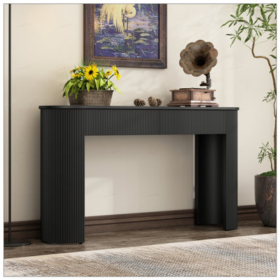 Table d'entrée moderne avec un design cannelé, deux tiroirs et des pieds incurvés pour un rangement et une présentation élégants