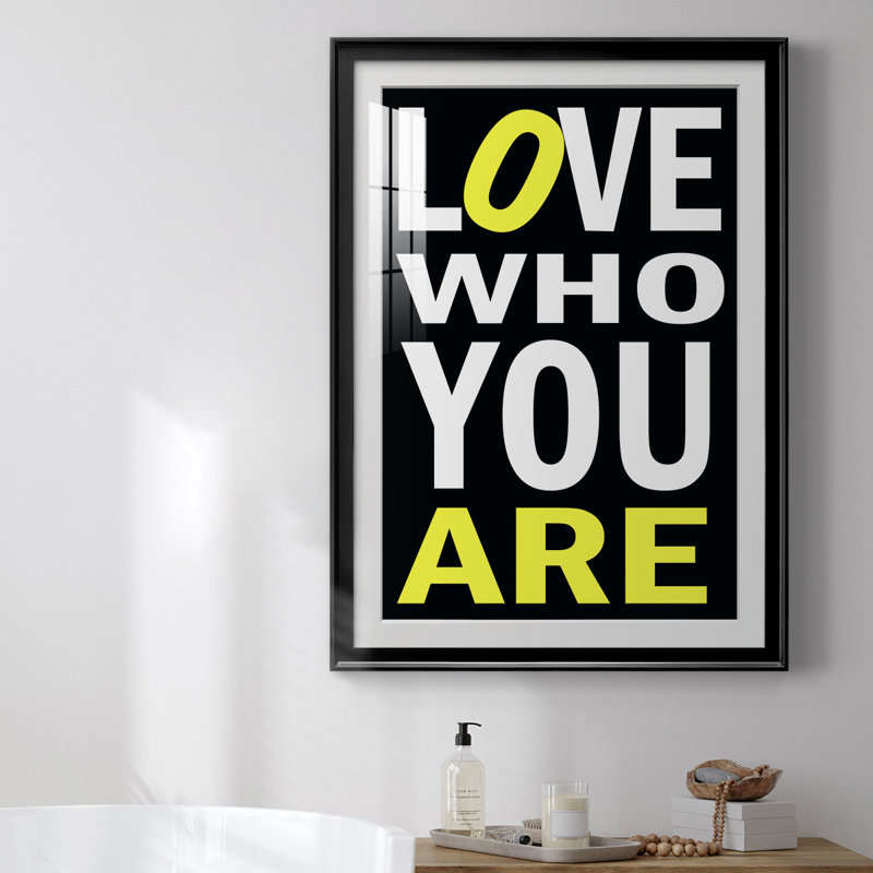 «Love Who You Are», reproduction encadrée de qualité supérieure - prête à être accrochée, L 30,5 po x H 42,5 po, Cadre noir