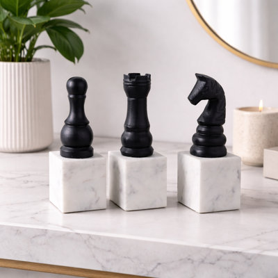 Sculpture décorative en forme de pièce d'échecs en marbre