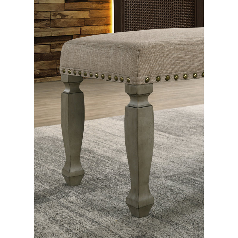 Banc rembourré gris antique avec siège rembourré brun clair et magnifique coussin à garniture cloutée