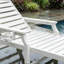 Chaise longue d'extérieur en PEHD, dossier réglable sur 5 positions, avec roulettes et porte-gobelet, idéale pour terrasse de piscine ou jardin, blanche.-402619713-402619718