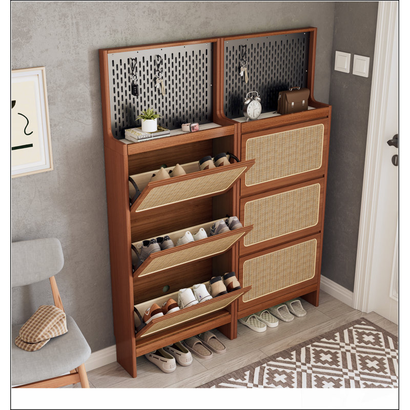 Élégante armoire décorative avec tablettes réglables et beaucoup de rangement, parfaite pour organiser et décorer n'importe quelle pièce.