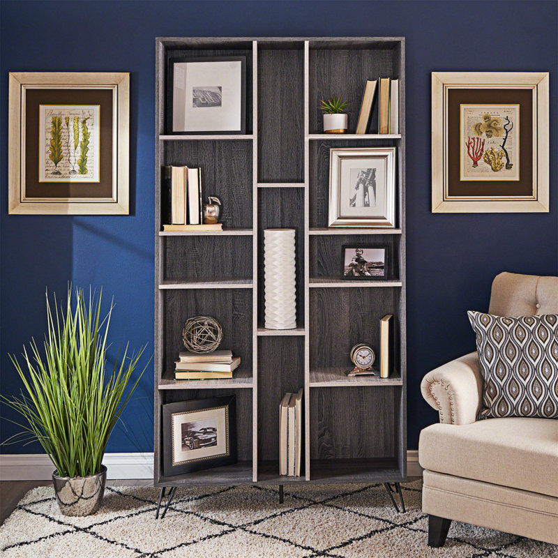 Armoire avec tablettes ouvertes