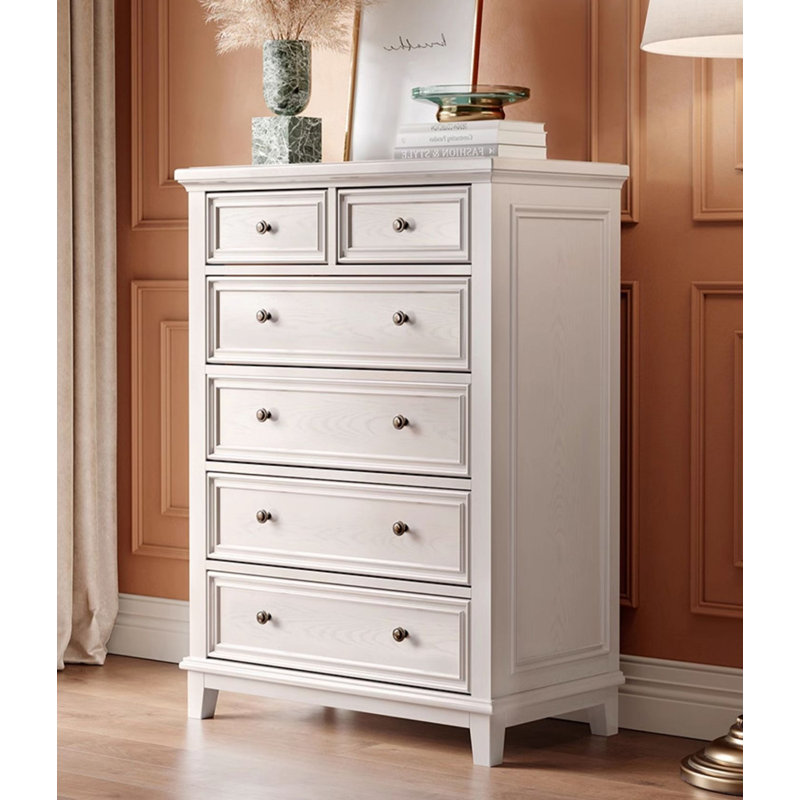 Détails artistiques de la commode en bois clair cuivré